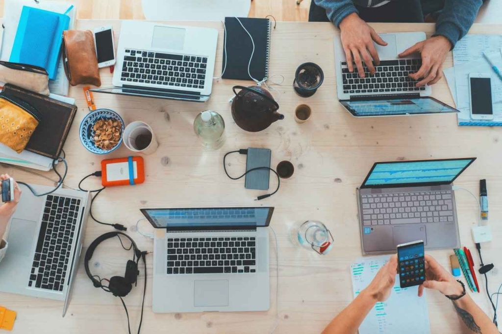 Pessoas trabalhando com o computador