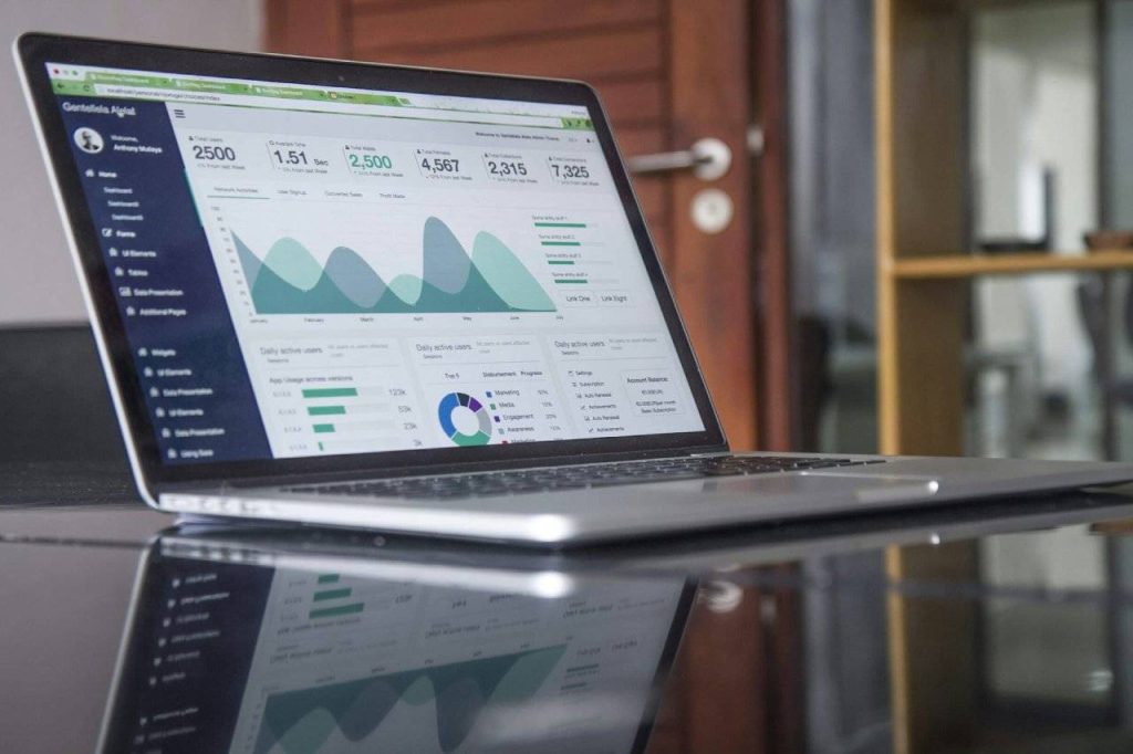 Pessoa analisando dados com dashboard interativo
