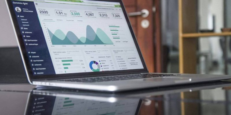 Pessoa analisando dados com dashboard interativo