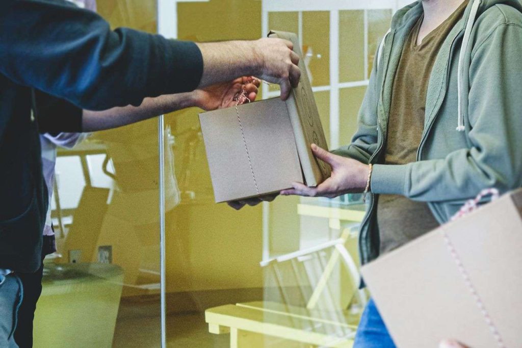 Foto de uma pessoa fazendo compras
