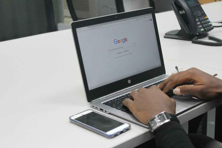 Foto de uma pessoa fazendo uma busca pelo Google