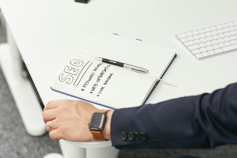 Foto de um caderno aberto em cima da mesa com anotações