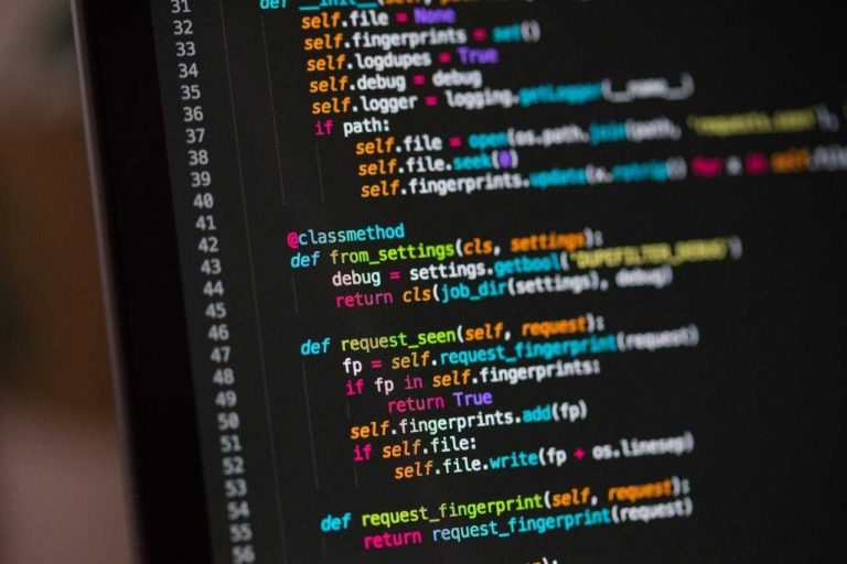 Foto da tela de um computador com vários códigos escritos