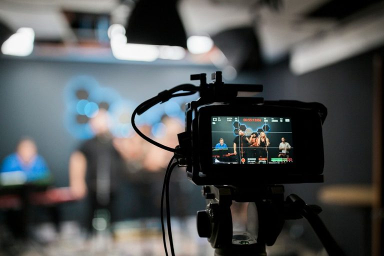 Foto de uma câmera gravando outras pessoas